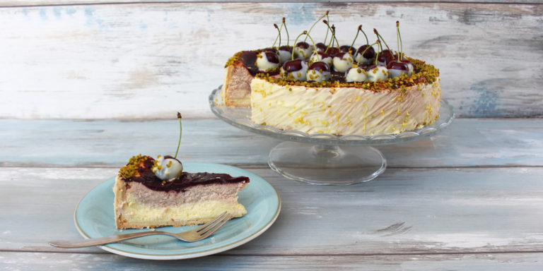 Klassischer Käsekuchen mit Kirschen & Zitrone aufgebrezelt