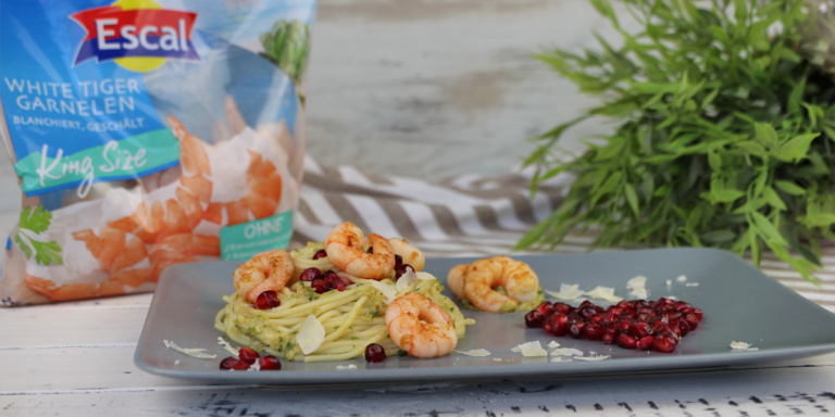 [Anzeige] Spaghetti mit Avocado Pesto, Granatapfel  & Garnelen von Escal Seafood