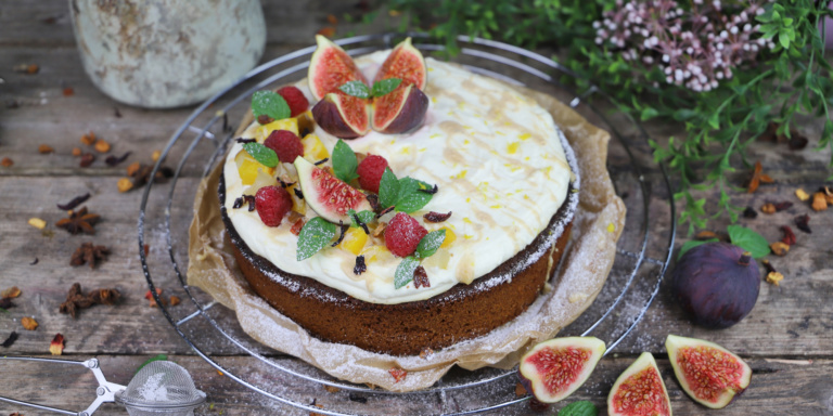 Honigkuchen mit Zitronenquark und karamellisierten Früchten