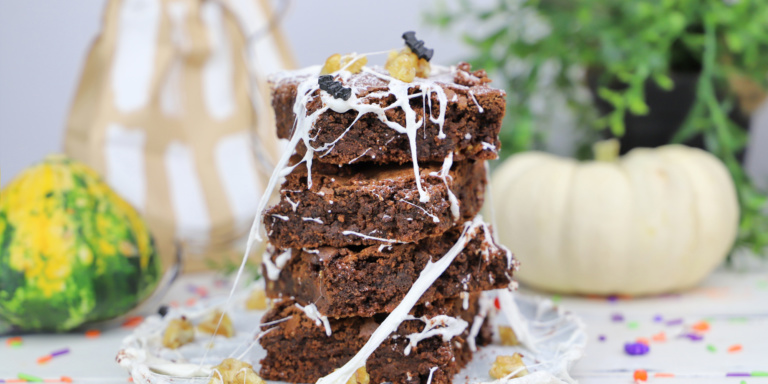 Halloween Karamell Brownies mit Marshmallows Spinnennetz