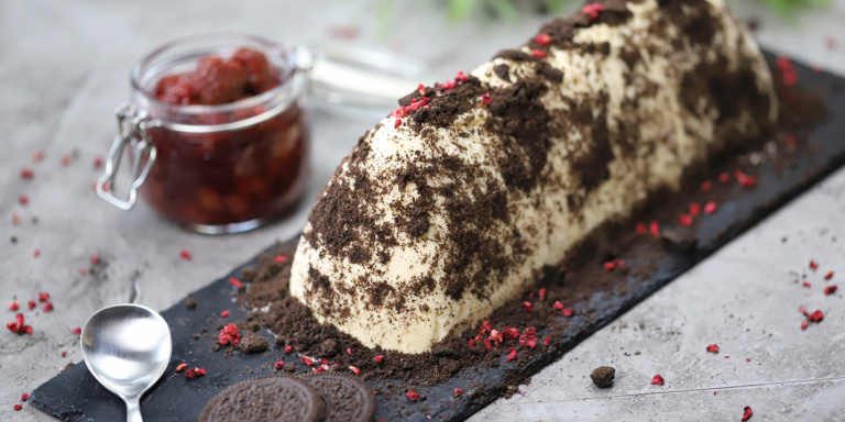 Eierlikörparfait mit Oreo Crunch & heißen Himbeeren