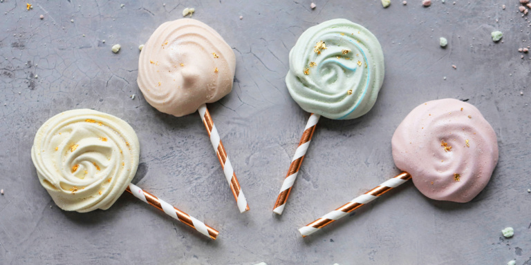 Pastellfarbene Baiser-Lollies