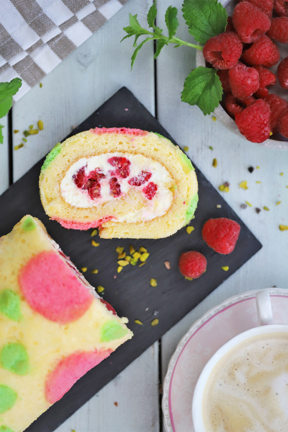 Schnelle Biskuitrolle mit Himbeeren - zimtliebe.de