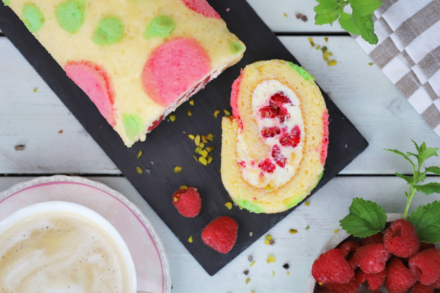 Schnelle Biskuitrolle mit Himbeeren - zimtliebe.de