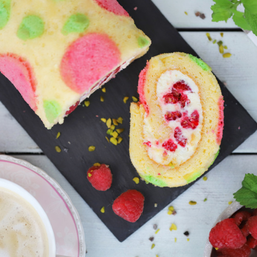 Schnelle Biskuitrolle mit Himbeeren - zimtliebe.de