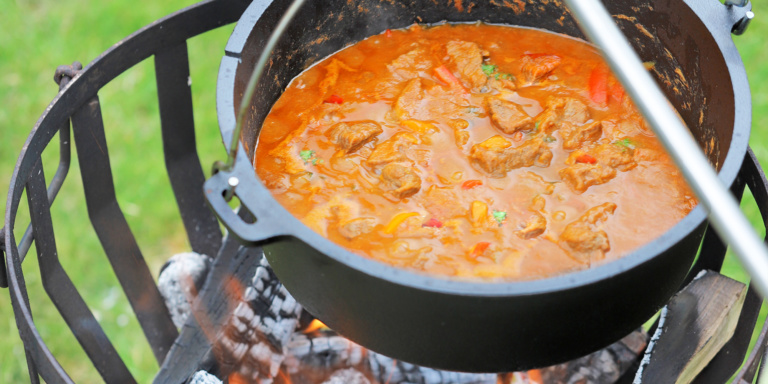 Gulasch – Ein Klassiker im Topf oder Dutch Oven