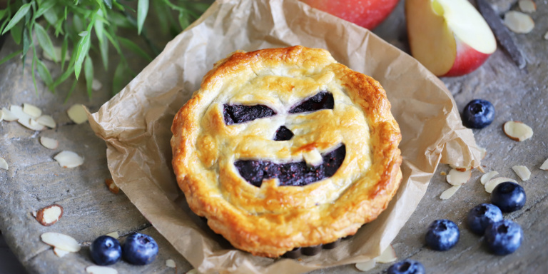 Halloween Blueberry Apple Pie im Miniformat