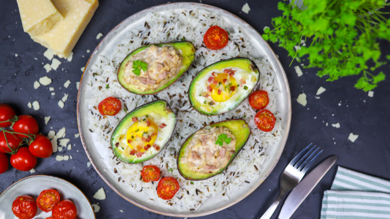 Avocado mit Thunfisch aus dem Ofen