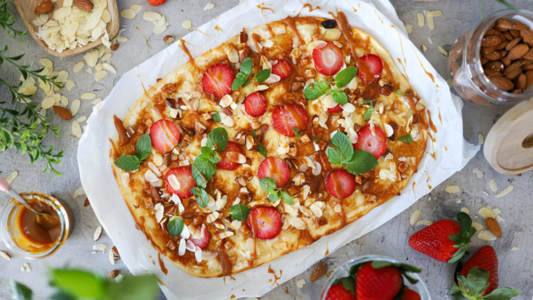 Süßer Flammkuchen mit Erdbeeren & Karamell -Sommerlich leicht