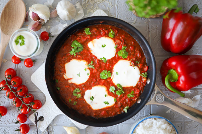 Shakshuka Einfach - Tomaten Mit 4 Pochierten Eiern - Zimtliebe.de