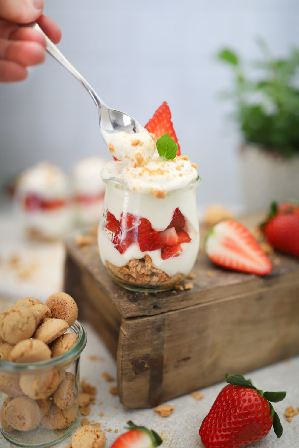 Crunchy Erdbeeren Amarettini Schichtdessert mit Schuss (oder ohne ...