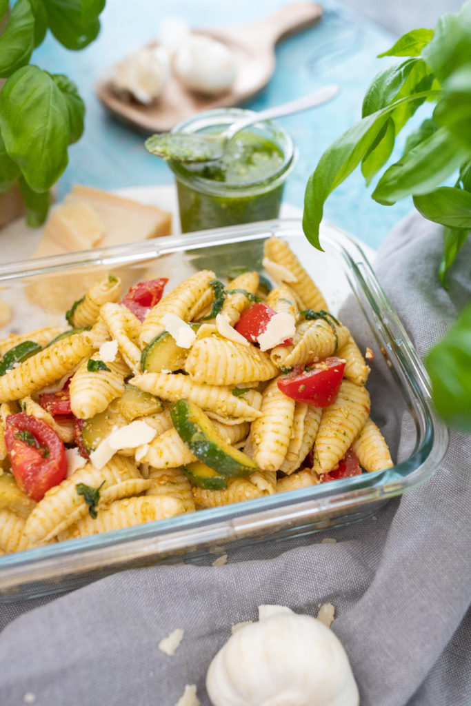 italienischer Pastasalat mit Pesto
