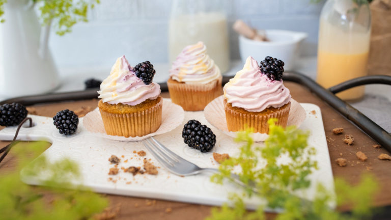 Eiskaffee Karamell Muffins mit Brombeer Eierlikör Swirl