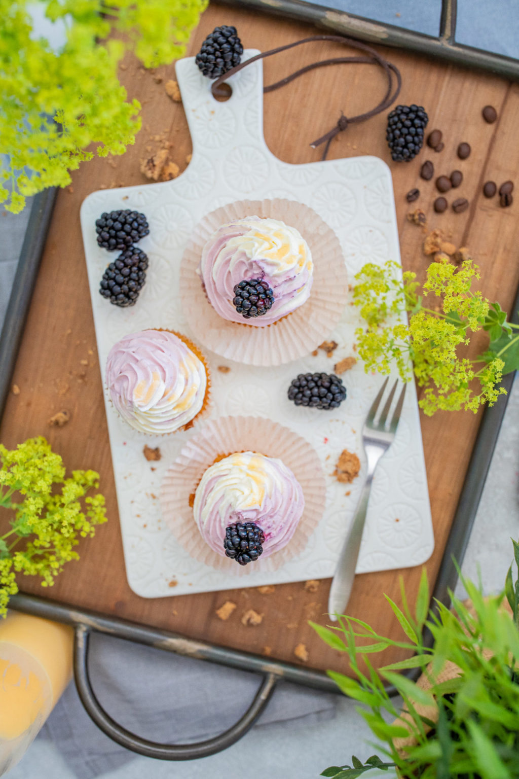 Eiskaffee Karamell Muffins mit Brombeer Eierlikör Swirl - Zimtliebe ...