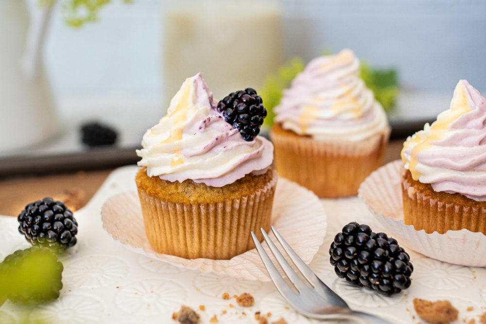 Eiskaffee Karamell Muffins mit Brombeer Eierlikör Swirl - Zimtliebe ...