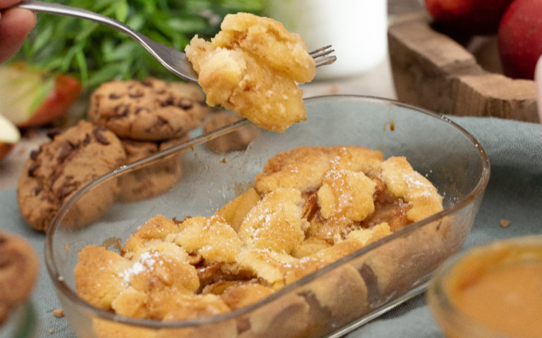 Schnelles Apple Crumble mit „Salted Caramel Cookies“ Cappuccino