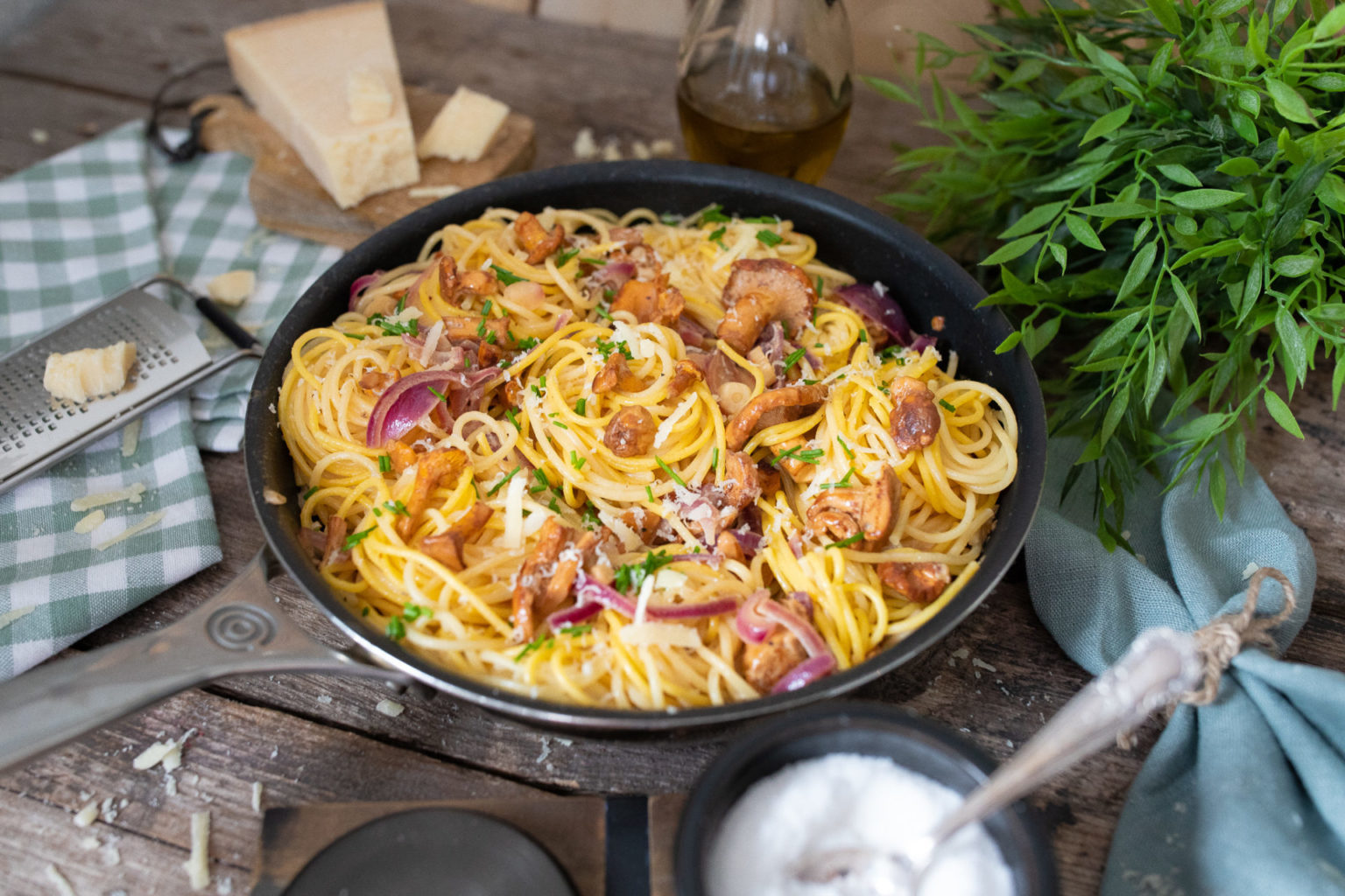 Pasta mit Pfifferlingen, 100% Sahnesoße &amp; lecker Parmesan - Zimtliebe ...