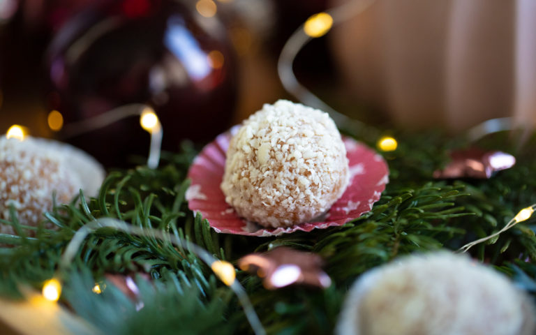 Baileys Kugeln vs. Rum Kugeln – Weihnachtsplätzchen mit Bums