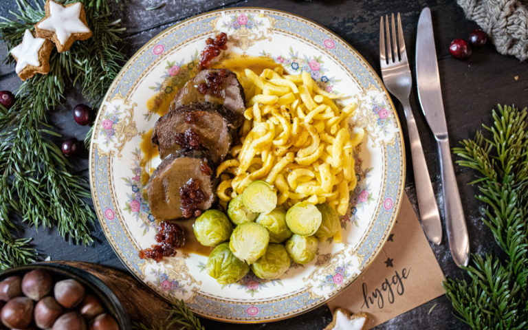 Saftiger Hirschbraten mit Preiselbeer Soße & Spätzle