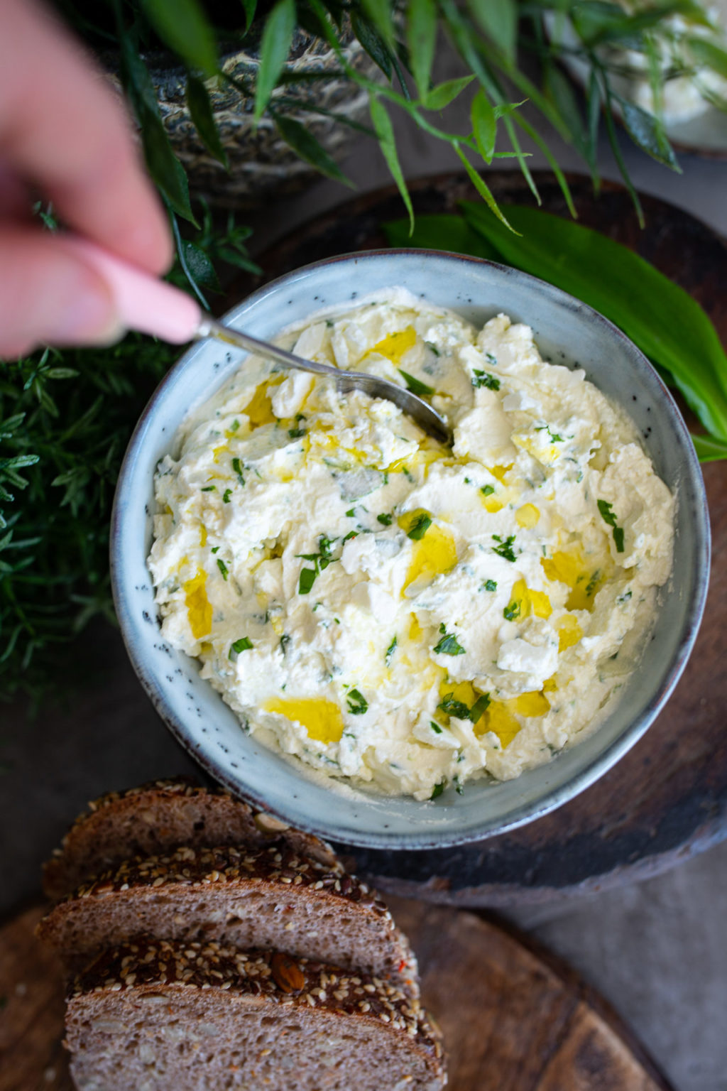 Schneller Bärlauch Aufstrich Dip mit Frischkäse - Zimtliebe- Schnelle ...