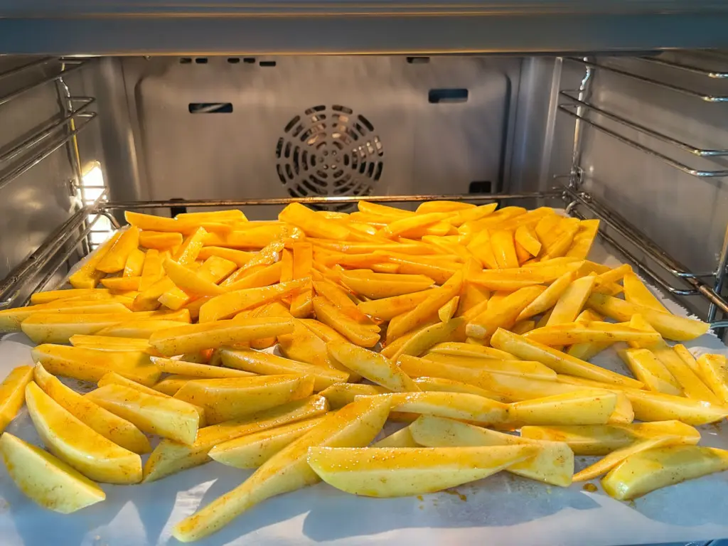 pommes Frites aus frischen Kartoffeln