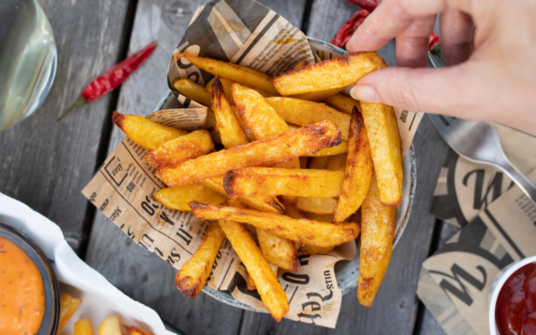 Frische Pommes in der Heißluftfritteuse selbstgemacht