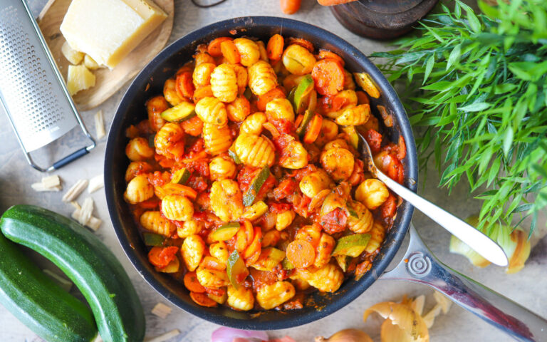 15 Minuten Gnocchi Pfanne mit Zucchini & Möhren