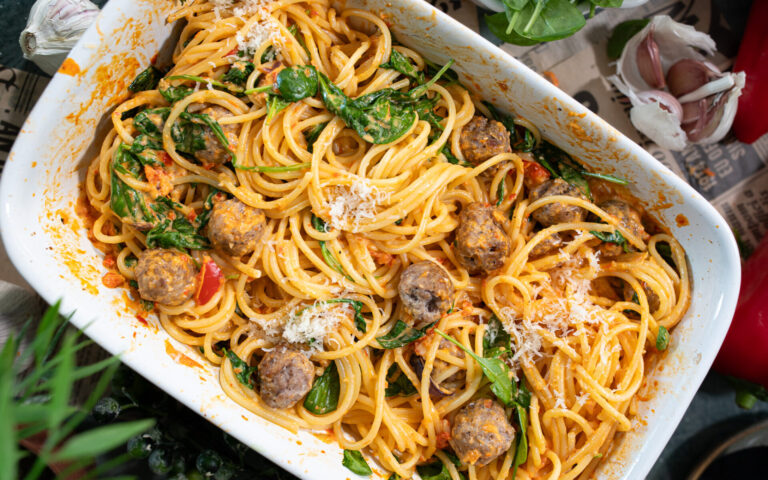 Spaghetti mit Hackbällchen, cremiger Paprika & Spinat