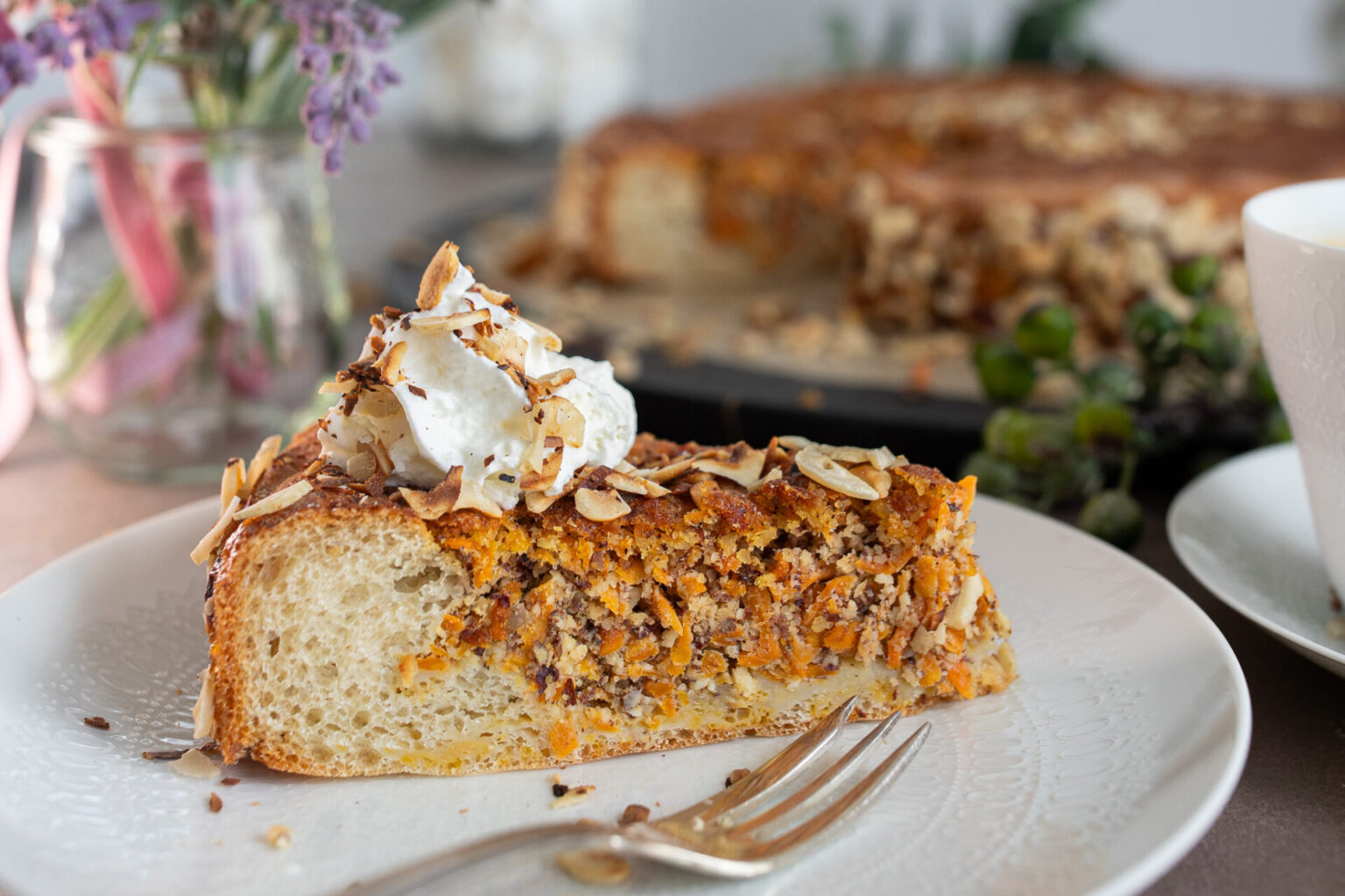 Saftiger Möhren Nuss Kuchen – Eine Torte für jede Gelegenheit ...