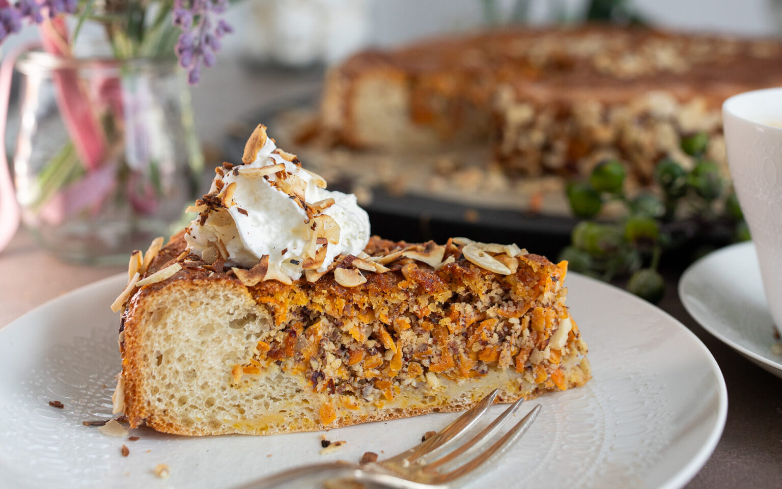 Saftiger Möhren Nuss Kuchen – Eine Torte für jede Gelegenheit ...