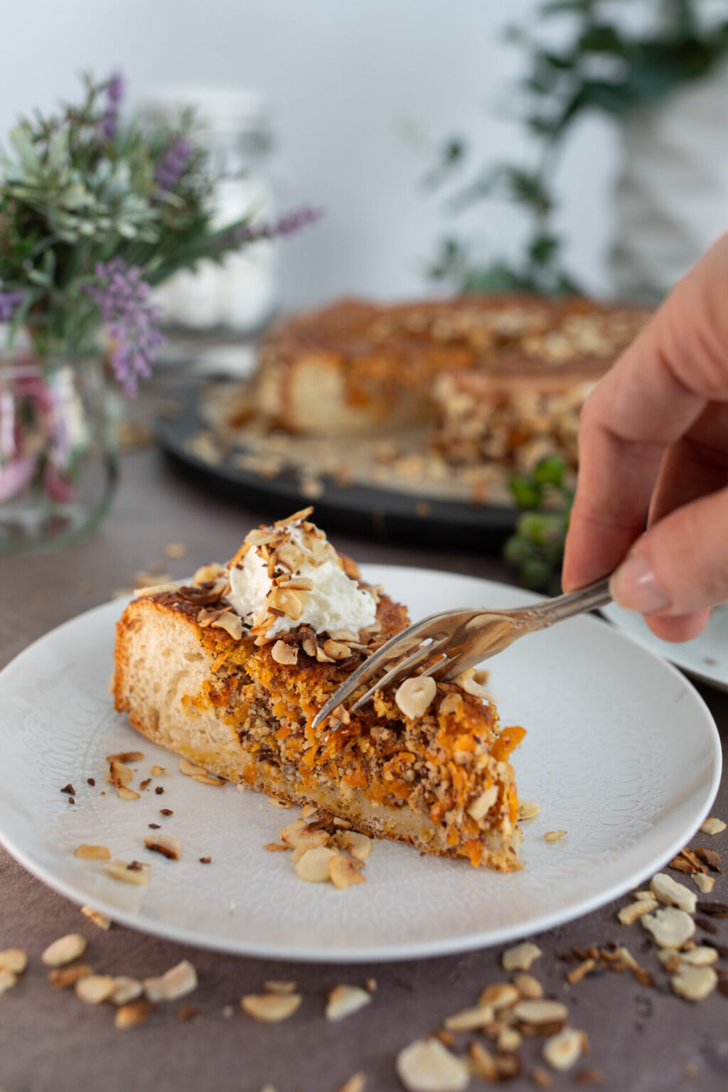 Saftiger Möhren Nuss Kuchen – Eine Torte für jede Gelegenheit ...