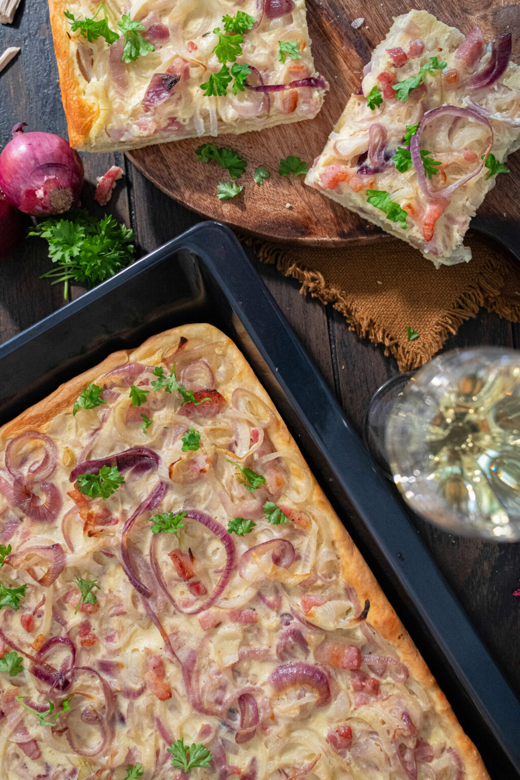 Bester Zwiebelkuchen vom Blech nach Landfrauen Art - Zimtliebe ...