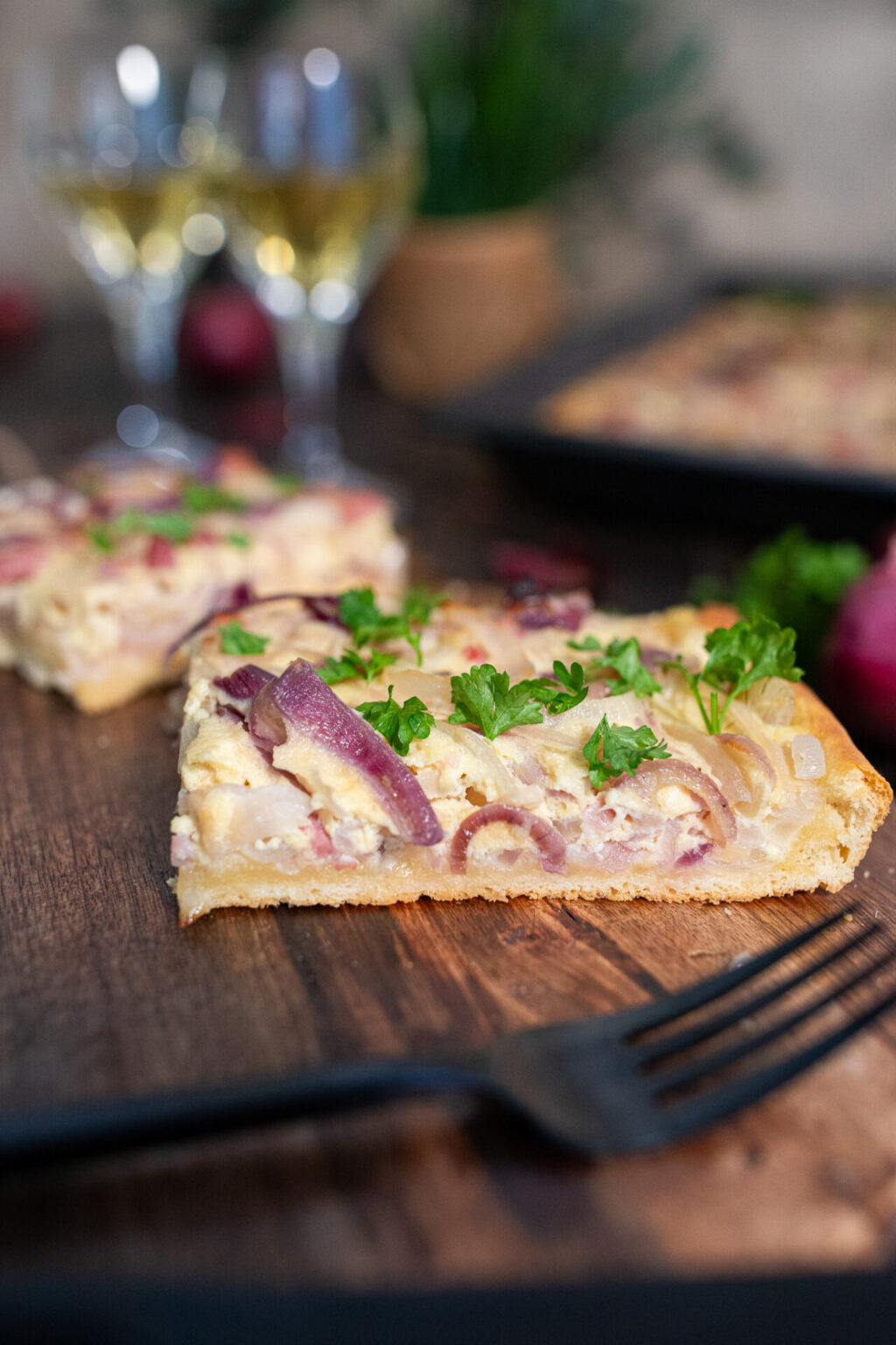 Bester Zwiebelkuchen vom Blech nach Landfrauen Art - Zimtliebe ...